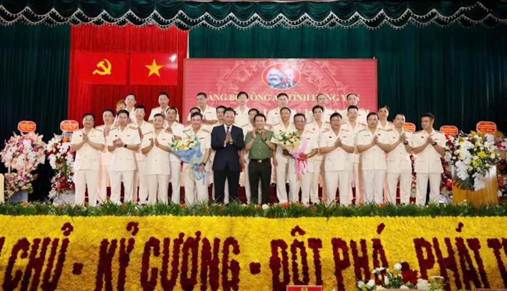 Đồng chí Đại tướng Lương Tam Quang, Uỷ viên Bộ Chính trị, Bí thư Đảng uỷ Công an Trung ương, Bộ trưởng Bộ Công an; đồng chí Nguyễn Hữu Nghĩa, Uỷ viên Ban Chấp hành Trung ương Đảng, Bí thư Tỉnh uỷ Hưng Yên tặng hoa chúc mừng Ban chấp hành Đảng bộ Công an tỉnh, nhiệm kỳ 2025 - 2030.