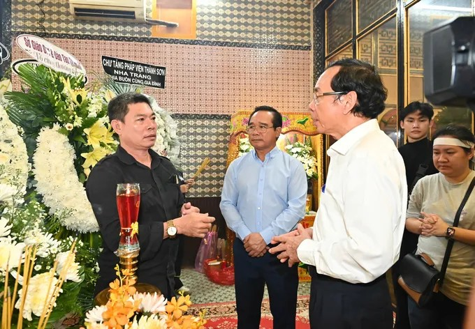 Đồng chí Nguyễn Văn Nên và đồng chí Nguyễn Văn Được gửi lời chia buồn sâu sắc, động viên người thân, gia đình các nạn nhân. (Ảnh: SGGP)