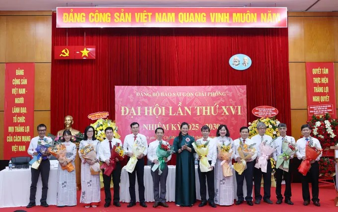 Trưởng Ban Tuyên giáo và Dân vận Đảng ủy các cơ quan Đảng TPHCM Nguyễn Thị Hồng Nguyệt tặng hoa đến các đồng chí trong Ban Chấp hành Đảng bộ, Ủy ban Kiểm tra Đảng ủy Báo SGGP nhiệm kỳ 2020-2025. (Ảnh: SGGP)