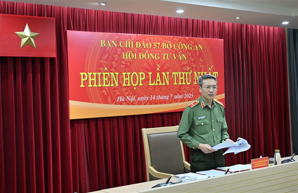 Thiếu tướng Nguyễn Quốc Toản, Chánh Văn phòng Bộ, Ủy viên Thường trực, Chủ tịch Hội đồng Tư vấn Ban Chỉ đạo 57 Bộ Công an điều hành thảo luận.