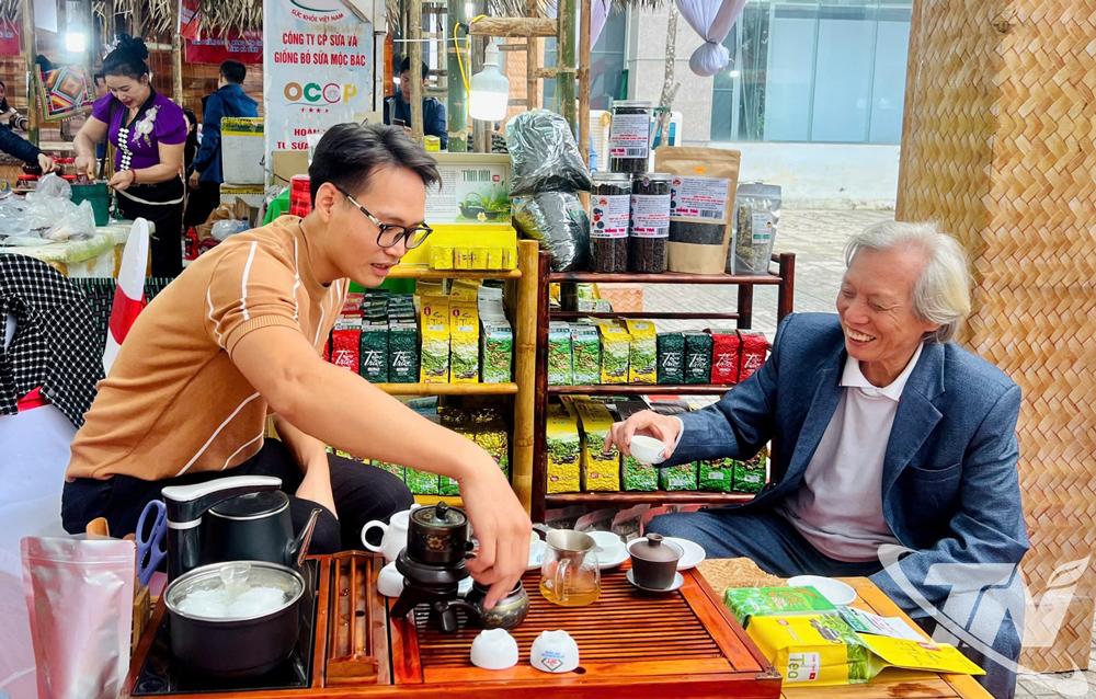 Hợp tác xã chè an toàn Sơn Thành tham gia nhiều hội chợ sản phẩm nông nghiệp để quảng bá sản phẩm tới khách hàng.