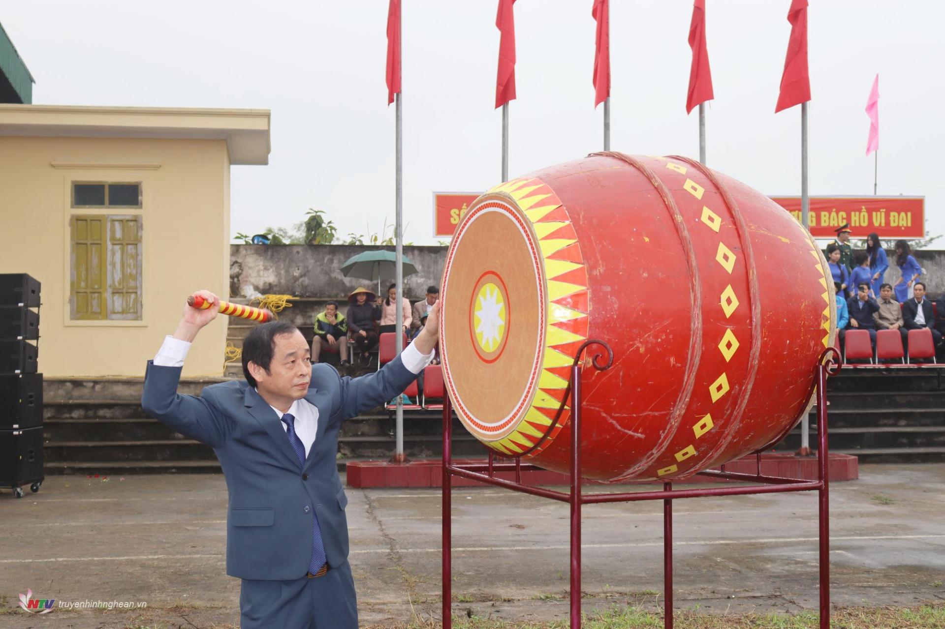 Đồng chí Hoàng Văn Hiệp - Phó Bí thư Huyện ủy, Chủ tịch UBND huyện đánh trống mở hội