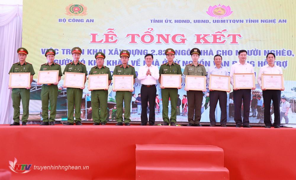 Bí thư Tỉnh ủy Nghệ An Thái Thanh Quý trao tặng Bằng khen cho các tập thể, cá nhân có thành tích xuất sắc trong công tác xây dựng nhà cho người nghèo, người có khó khăn về nhà ở tại các huyện biên giới trên địa bàn tỉnh Nghệ An.