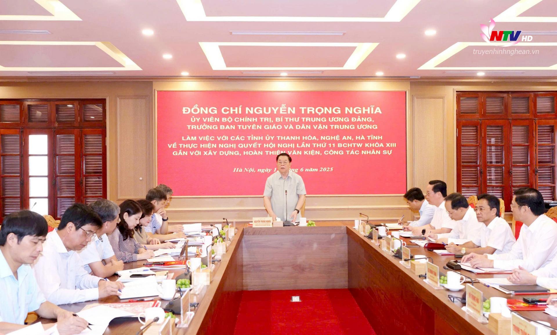 Đồng chí Nguyễn Trọng Nghĩa, Ủy viên Bộ Chính trị, Bí thư Trung ương Đảng, Trưởng Ban Tuyên giáo và Dân vận Trung ương chủ trì buổi làm việc. 