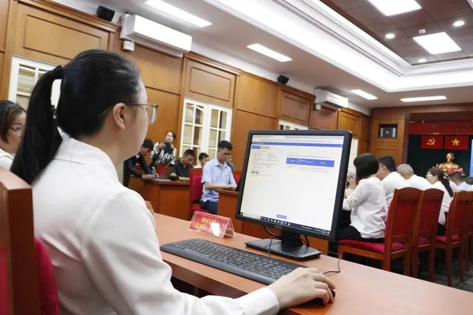 Công chức phường Sài Gòn xử lý hồ sơ trên hệ thống. (Ảnh: SGGP)