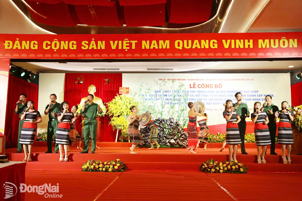 Tiết mục văn nghệ tại Lễ Công bố các nghị quyết, quyết định của Trung ương, của tỉnh về sắp xếp tổ chức bộ máy và đơn vị hành chính của tỉnh Đồng Nai. Ảnh: Huy Anh    