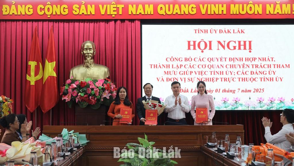 Phó Bí thư Tỉnh ủy Đỗ Hữu Huy trao các quyết định cho Trường Chính trị tỉnh.