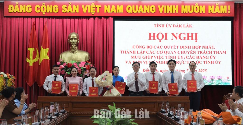 Ủy viên Trung ương Đảng, Bí thư Tỉnh ủy Nguyễn Đình Trung trao các quyết định cho Ban Tuyên giáo và Dân vận Tỉnh ủy.