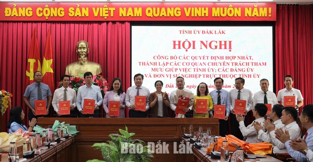 Phó Bí thư Tỉnh ủy Huỳnh Thị Chiến Hòa trao các quyết định cho Cơ quan Ủy ban MTTQ Việt Nam tỉnh.