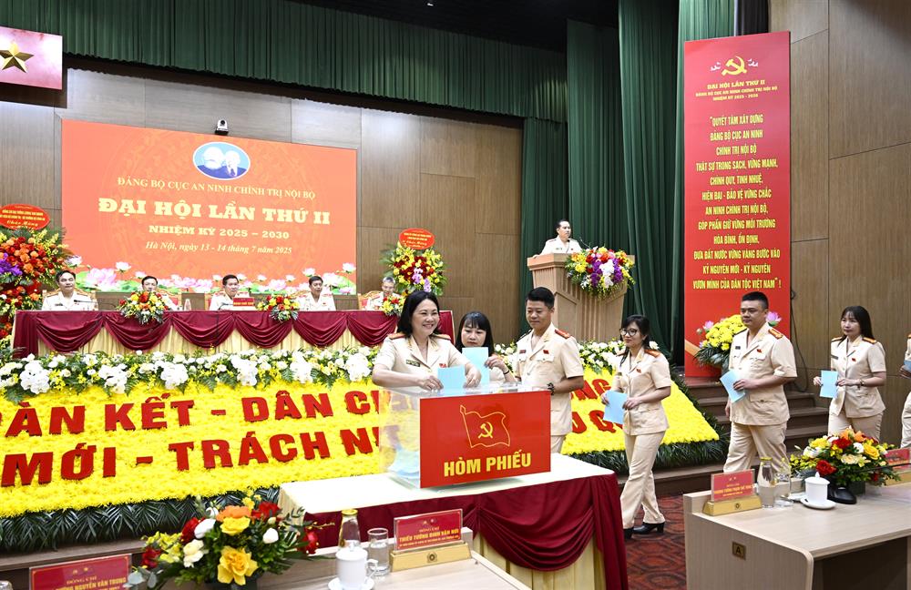 Các đại biểu bỏ phiếu bầu 