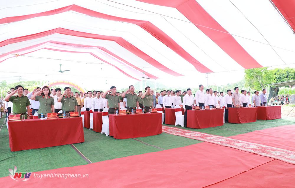 Các đại biểu dự buổi lễ.
