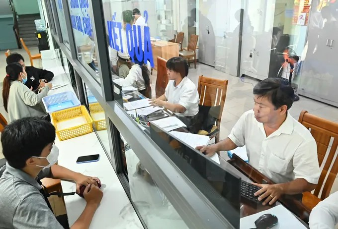 Đội ngũ cán bộ, công chức phục vụ người dân tại Trung tâm Phục vụ hành chính công phường Hòa Hưng. (Ảnh: SGGP)