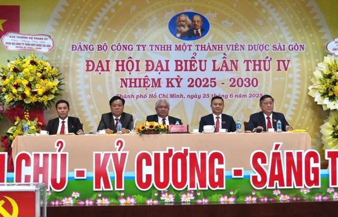 Đoàn chủ tịch tại đại hội