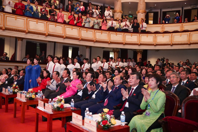 Rực rỡ chương trình nghệ thuật đặc biệt "Ánh sáng và niềm tin" chào mừng Đại hội đại biểu Đảng bộ Bộ VHTTDL nhiệm kỳ 2025–2030 - Ảnh 2. Rực rỡ chương trình nghệ thuật đặc biệt "Ánh sáng và niềm tin" chào mừng Đại hội đại biểu Đảng bộ Bộ VHTTDL nhiệm kỳ 2025–2030 - Ảnh 2.