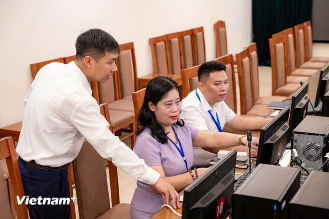 Phương thức quản lý cán bộ, công chức sẽ chuyển đổi theo vị trí việc làm, lấy vị trí việc làm là trung tâm và kết quả, sản phẩm thực hiện nhiệm vụ để tuyển dụng, bố trí, sử dụng, đánh giá, đào tạo, quy hoạch, bổ nhiệm cán bộ, công chức. (Ảnh: Vietnam+)