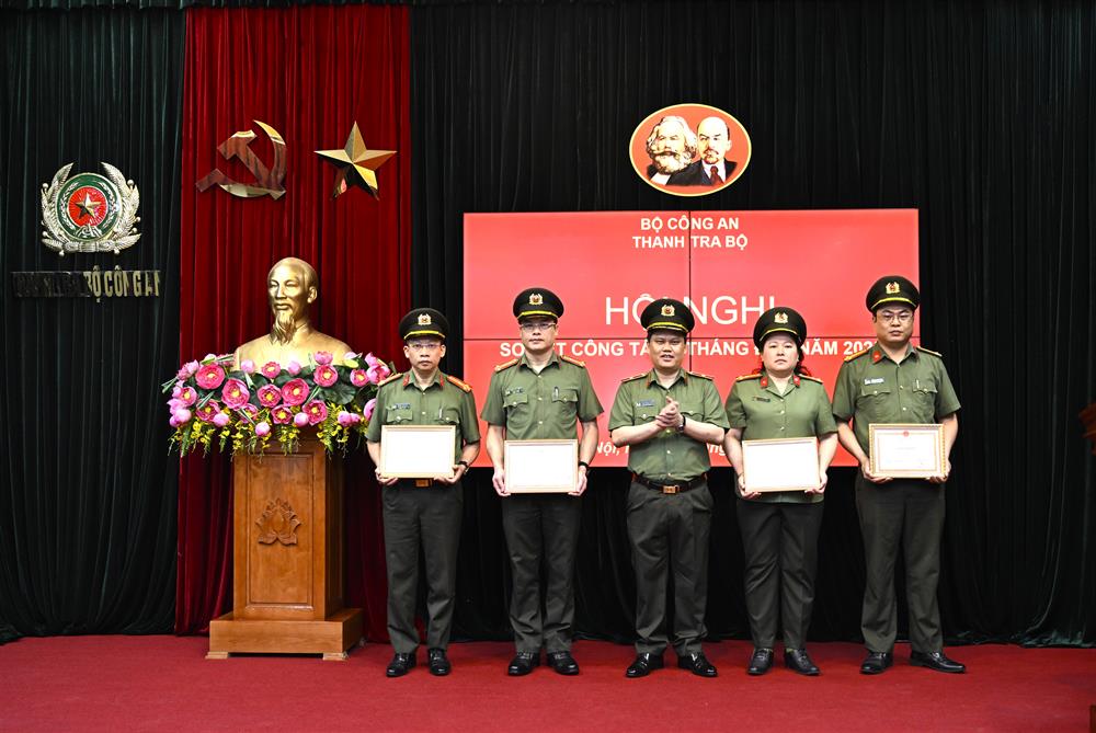 Thiếu tướng Bùi Quang Thanh trao Giấy khen tặng các tập thể có thành tích xuất sắc.