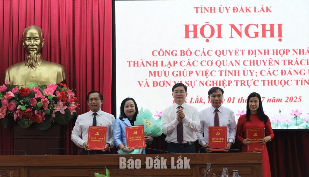 Ủy viên Trung ương Đảng, Bí thư Tỉnh ủy Nguyễn Đình Trung trao các quyết định cho Đảng ủy các cơ quan Đảng tỉnh.