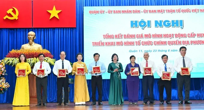 Tặng quà tri ân đến 60 đồng chí tại hội nghị. (Ảnh: SGGP)