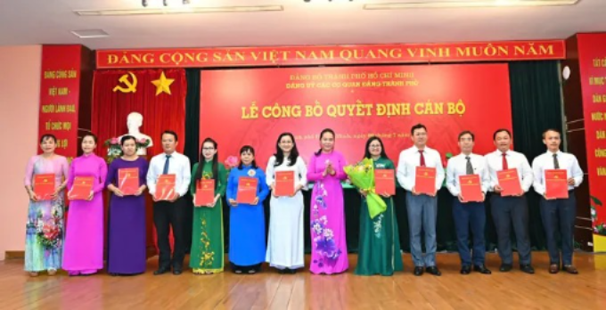 Phó Bí thư Đảng ủy các cơ quan Đảng TPHCM Lê Thị Hồng Nga trao quyết định thành lập cơ quan tham mưu giúp việc Đảng ủy các cơ quan Đảng TPHCM. (Ảnh: SGGP)