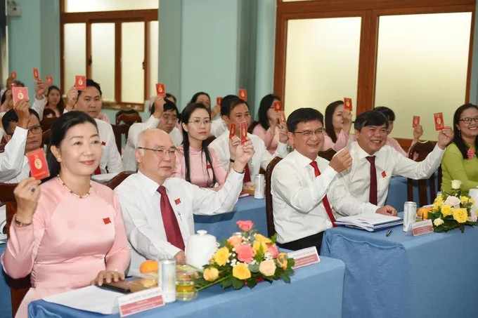 Các đại biểu biểu quyết thông qua chương trình đại hội