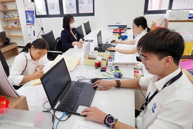 Người dân làm thủ tục hành chính tại UBND phường Bình Thới. (Ảnh: SGGP)