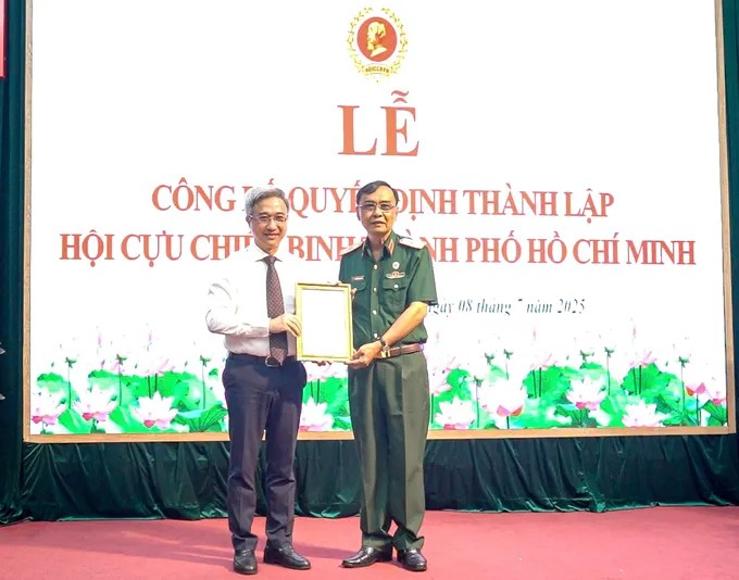 Phó Bí thư Thành ủy TPHCM Đặng Minh Thông trao quyết định của Trung ương Hội CCB Việt Nam