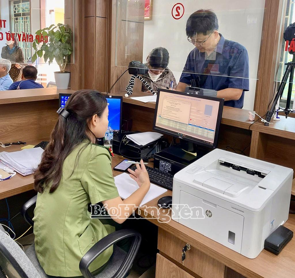 Người nước ngoài đến làm thủ tục cấp định danh mức độ 2 tại Bộ phận một cửa, Công an tỉnh