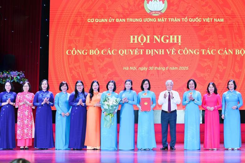 Ông Đỗ Văn Chiến (thứ 4 từ phải sang), Ủy viên Bộ Chính trị, Bí thư Trung ương Đảng, Bí thư Đảng ủy MTTQ, các đoàn thể Trung ương, Chủ tịch UBTƯ MTTQ Việt Nam và bà Đỗ Thị Thu Thảo (thứ 6 từ phải sang), Phó Chủ tịch Thường trực Hội LHPN Việt Nam, trao Quyết định thành lập Ban Công tác Phụ nữ, Cơ quan UBTƯ MTTQ Việt Nam - Ảnh: Thu Hà