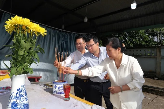 Lãnh đạo các sở, ban, ngành, địa phương viếng các nạn nhân