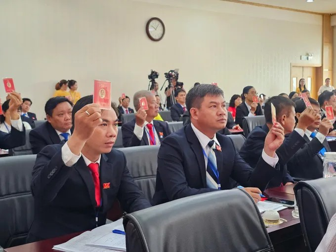 Đại biểu biểu quyết tại đại hội