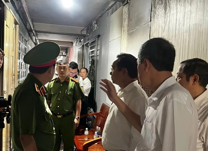 Chủ tịch UBND TPHCM Nguyễn Văn Được kiểm tra hiện trường vụ cháy. Ảnh: TTXVN