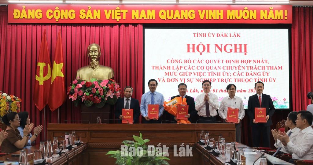 Ủy viên Trung ương Đảng, Bí thư Tỉnh ủy Nguyễn Đình Trung trao các quyết định cho cơ quan Ủy ban Kiểm tra Tỉnh ủy.