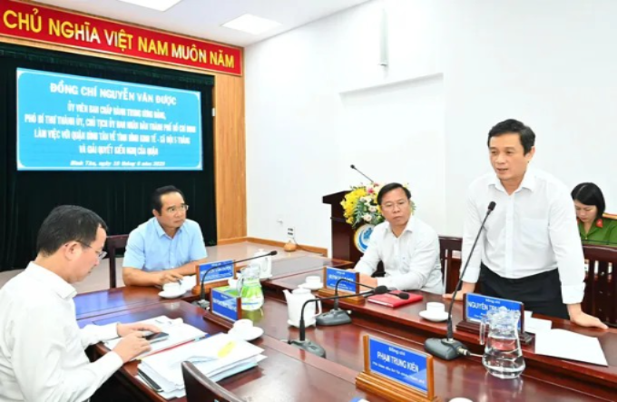 Chủ tịch UBND quận Bình Tân Nguyễn Trung Anh phát biểu. (Ảnh: SGGP)