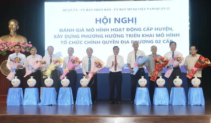 Đồng chí Phạm Thành Kiên tặng quà tri ân tại hội nghị