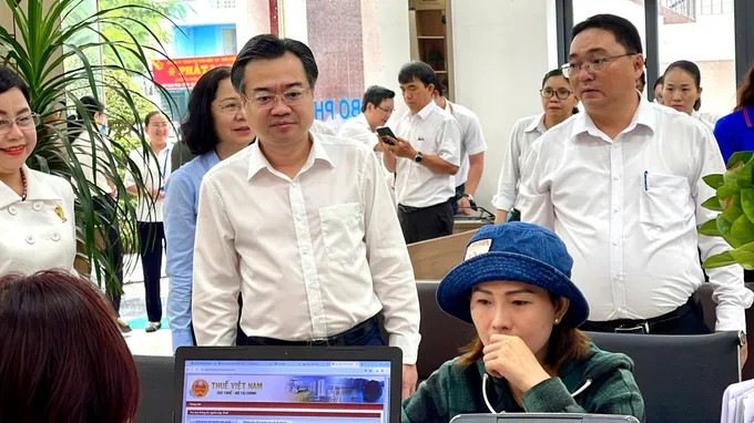 Đồng chí Nguyễn Thanh Nghị giám sát, theo dõi việc vận hành thử nghiệm chính quyền cấp xã tại UBND phường Bình Thới. (Ảnh: SGGP)