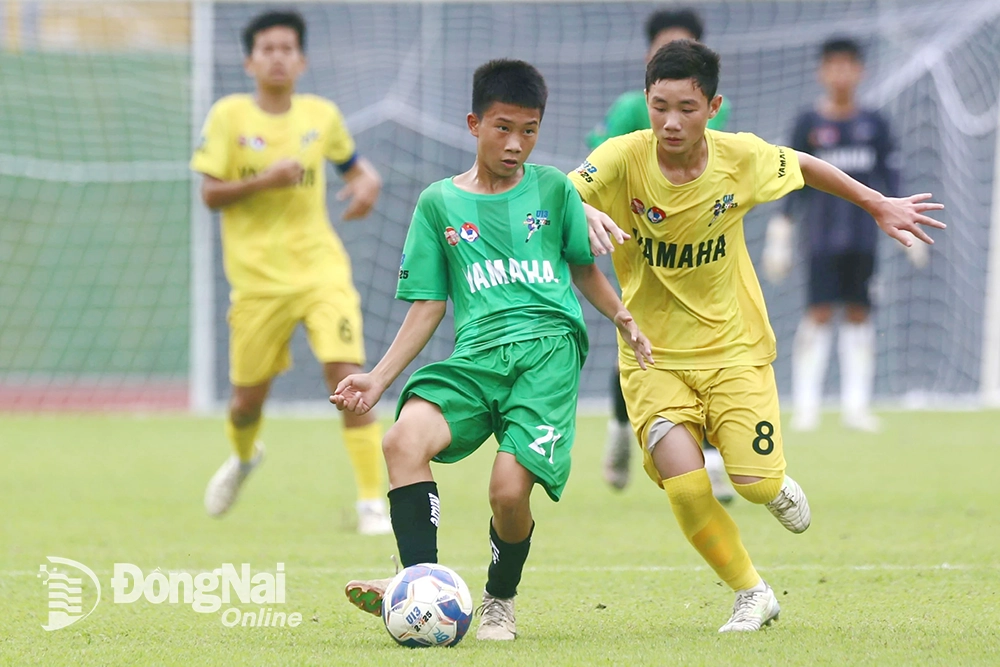 Pha tranh bóng của Đức Tuấn (U.13 SLNA) với Thanh Hải (U.13 Nam Định). Ảnh: Anh Tài