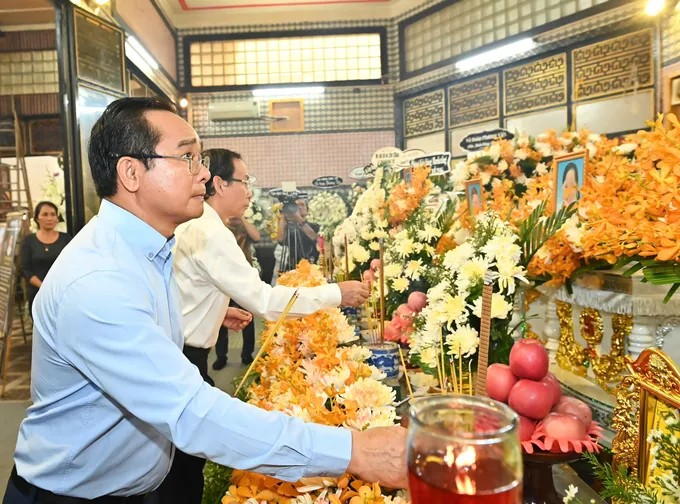 Đồng chí Nguyễn Văn Được thắp nén hương, viếng tang các nạn nhân trong vụ cháy. (Ảnh: SGGP)