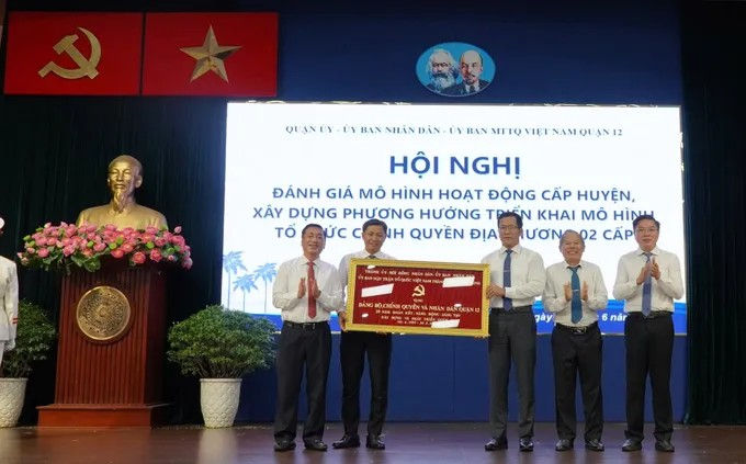 Phó Chủ tịch Thường trực HĐND TPHCM Phạm Thành Kiên tặng quà của Thành ủy - HĐND - UBND - Ủy ban MTTQ Việt Nam TPHCM cho quận 12