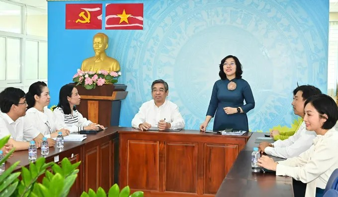 Đồng chí Nguyễn Thị Thu Hường báo cáo. (Ảnh: SGGP)