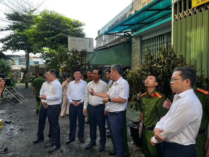Chủ tịch UBND TPHCM Nguyễn Văn Được kiểm tra hiện trường vụ cháy. Ảnh: TTXVN