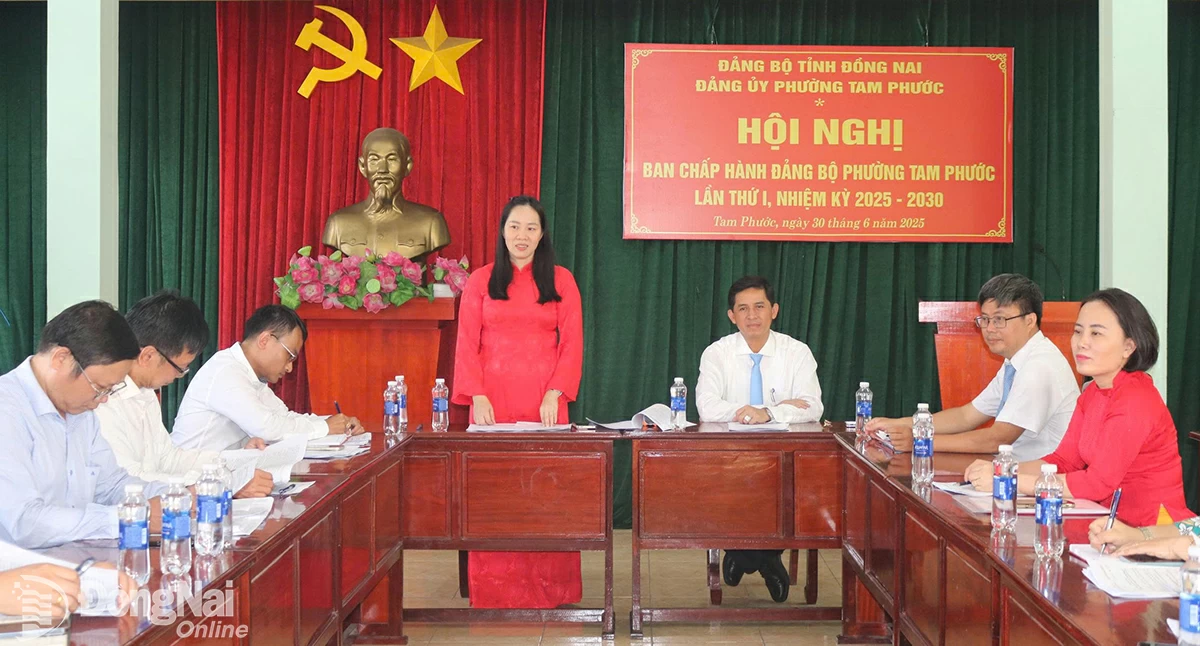 Bí thư Đảng ủy, Chủ tịch HĐND phường Tam Phước Nguyễn Thị Phương chủ trì Hội nghị lần thứ nhất, Ban Chấp hành Đảng bộ phường để cho ý kiến vào các nội dung thuộc thẩm quyền. Ảnh:P.Hằng    