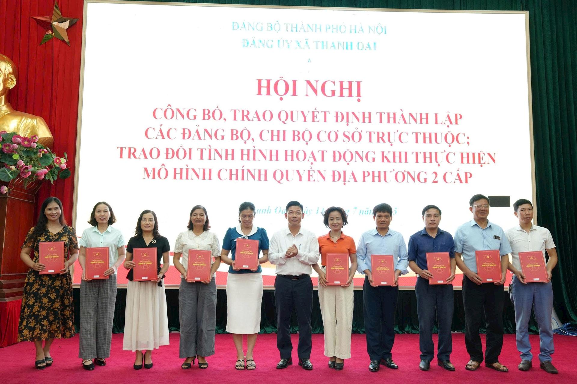 Xã Thanh Oai trao Quyết định về công tác cán bộ tại hội nghị. Ảnh: Minh Đỗ