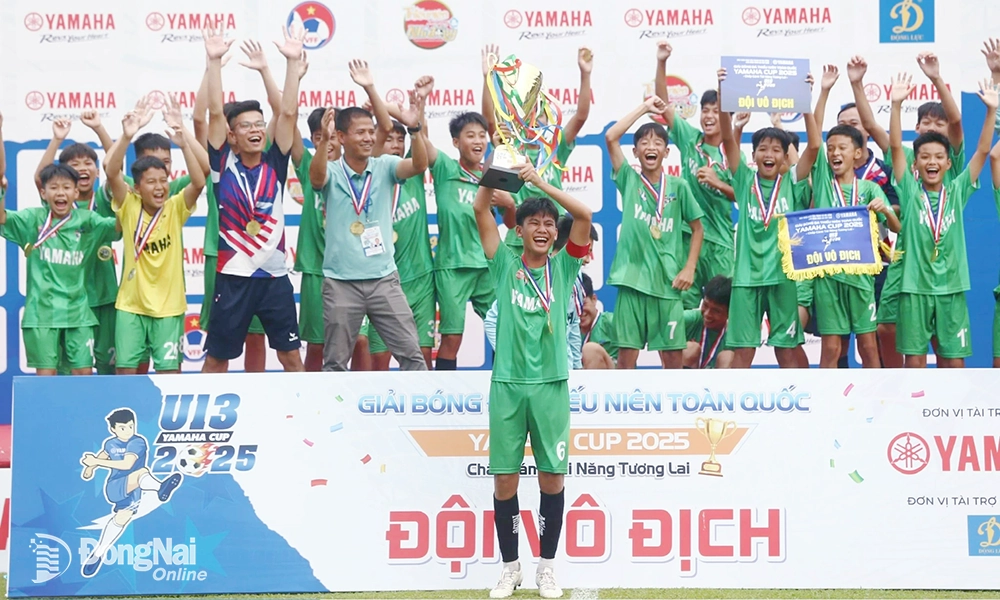 Đội U.13 Nam Định vui mừng với cúp vô địch. Ảnh: Anh Tài