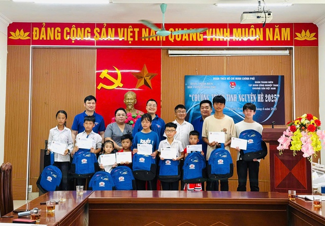 Đoàn Thanh niên VPCP trao quà cho học sinh khó khăn tại Quảng Ninh- Ảnh 1. Đoàn Thanh niên VPCP trao quà cho học sinh khó khăn tại Quảng Ninh- Ảnh 1.