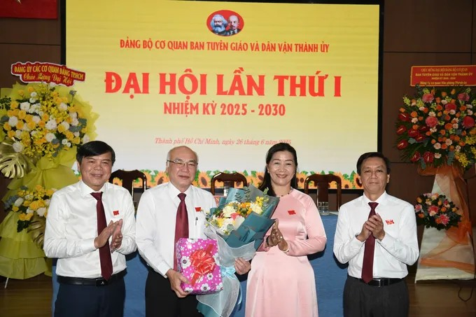 Cấp ủy cơ quan Ban Tuyên giáo và Dân vận Thành ủy TPHCM chúc mừng đồng chí Phan Nguyễn Như Khuê hoàn thành nhiệm vụ công tác