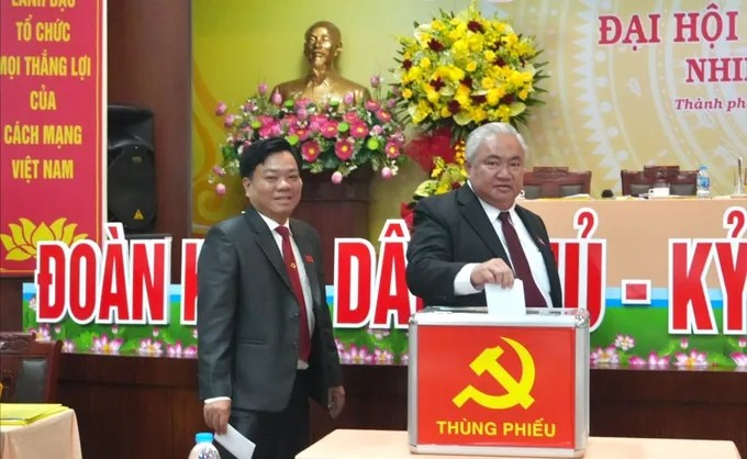 Đại biểu bỏ phiếu bầu tại đại hội