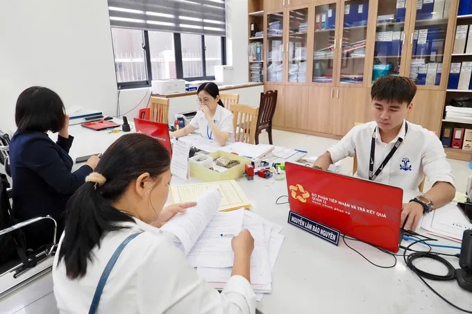 Người dân làm thủ tục hành chính tại UBND phường Bình Thới. (Ảnh: SGGP)