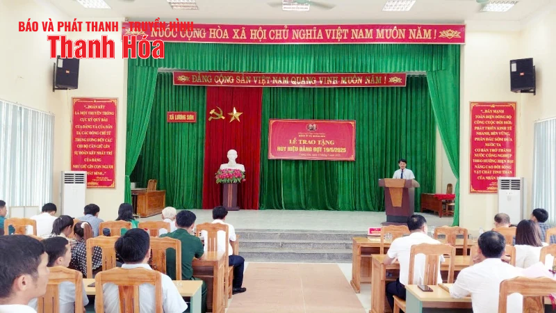 Đảng uỷ xã Lương Sơn trao tặng Huy hiệu Đảng cho đảng viên