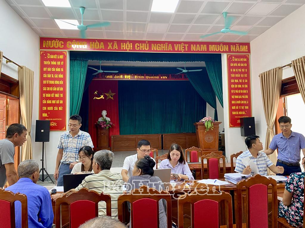 Tổ công tác số 1 phường Phố Hiến hướng dẫn người dân kê khai, đăng ký quyền sử dụng đất và tài sản gắn liền với đất lần đầu tại tổ dân phố An Thượng