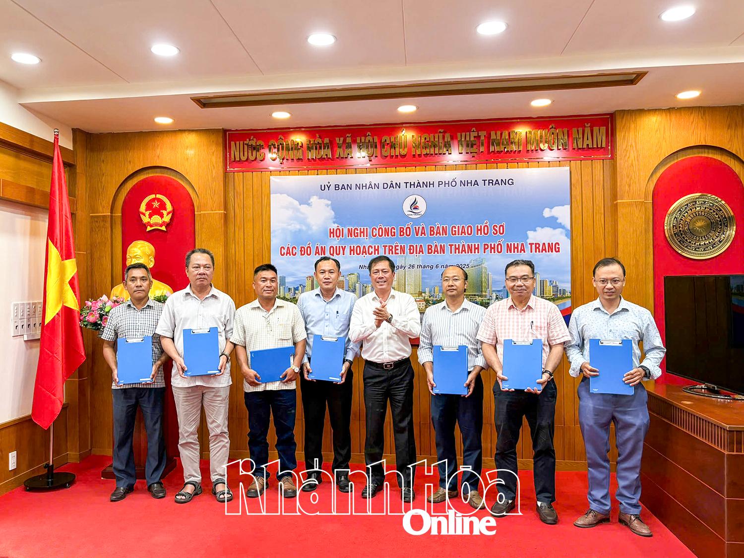 Lãnh đạo UBND TP. Nha Trang trao hồ sơ quy hoạch cho các cơ quan, đơn vị.